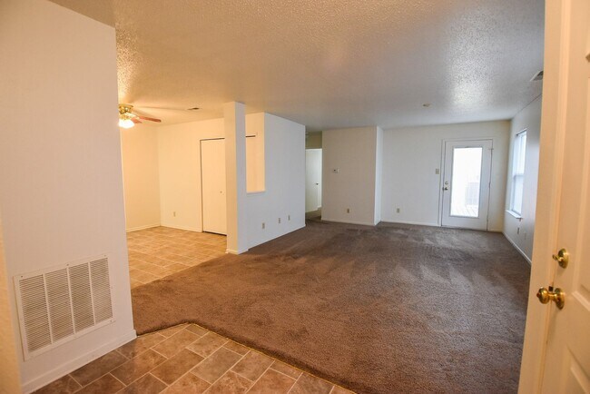 Foto del edificio - 3 Bedroom House with Garage in Greenfield