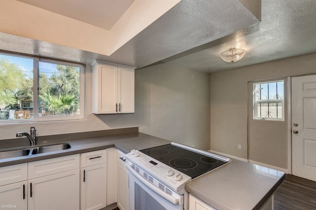 Foto del edificio - 3 br, 1.5 bath  - 1007 E Roma Ave 1A