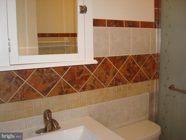 Building Photo - 702 E Marshall St