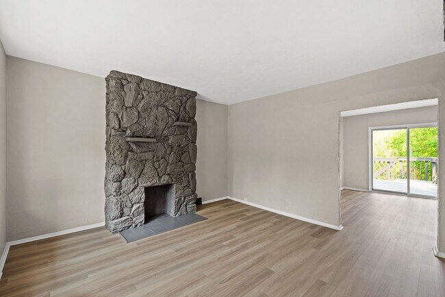 Foto del edificio - Stunning 2 bedroom home in Carrick available July 1!
