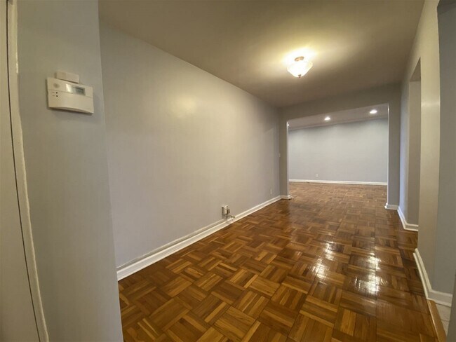 Foto del edificio - 8350 Boulevard E