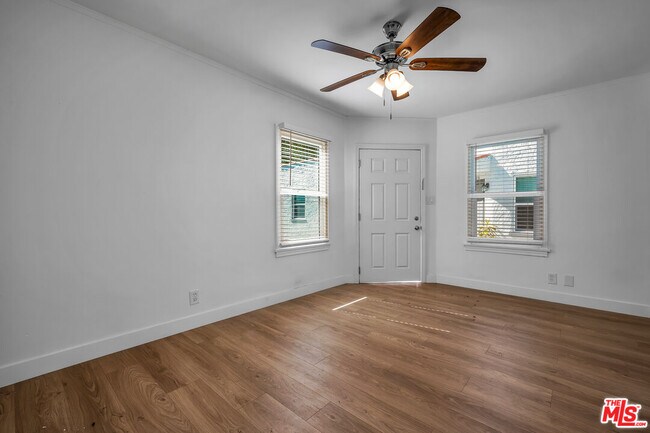 Foto del edificio - 3330 Caroline Ave