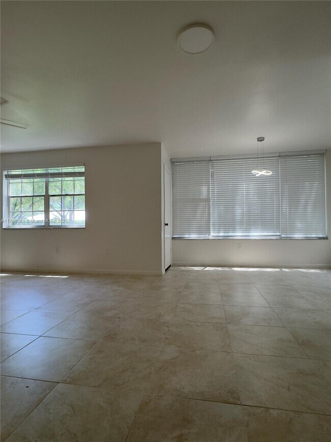 Foto del edificio - 2810 N Oakland Forest Dr