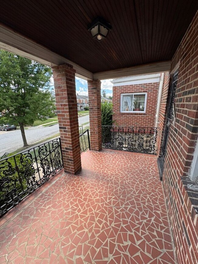 Foto del edificio - 3BED 2BATH FINISHED BASEMENT $1650/MONTH!