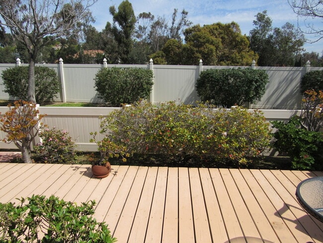 Building Photo - Spacious, light & bright 55+ condo