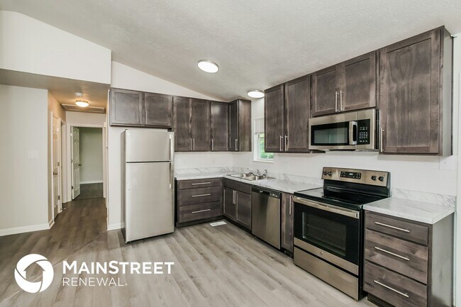 Foto del edificio - 5821 Whisper Wood Rd