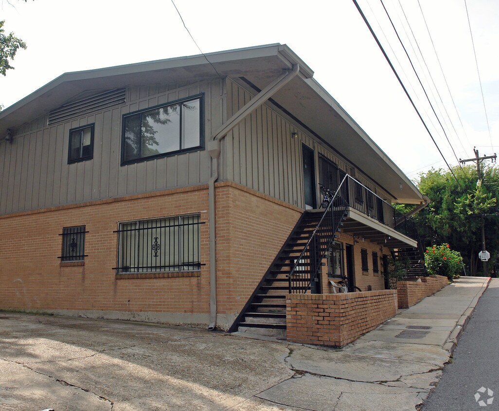 Building Photo - 701 Lakeland Dr