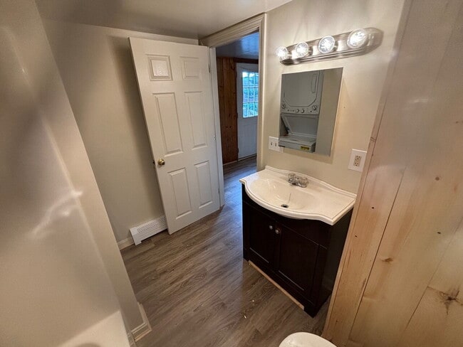 Building Photo - Freshly Remodeled 3BR / 1 BA Apartment