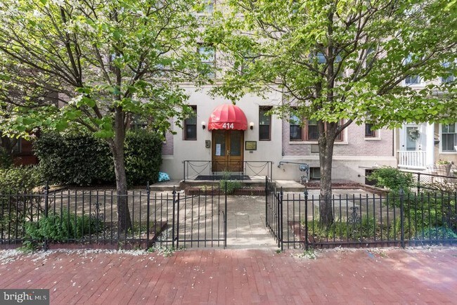 Building Photo - 414 Seward Square SE