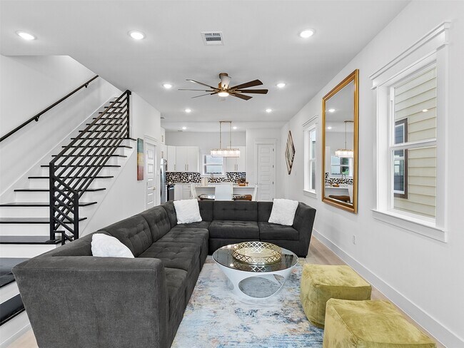 Foto del edificio - 821-821 North Loop