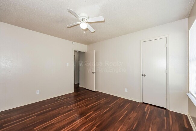 Foto del edificio - 5931 Shadydell Dr