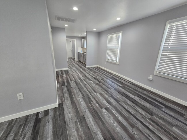 Building Photo - 2 bed 1 bath House in Merced