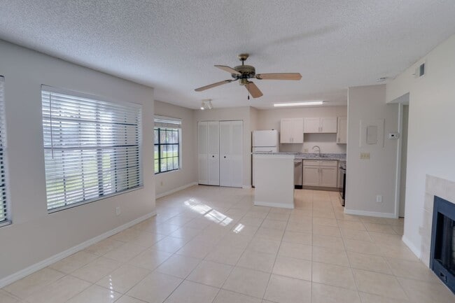 Building Photo - 385 Woodside Dr
