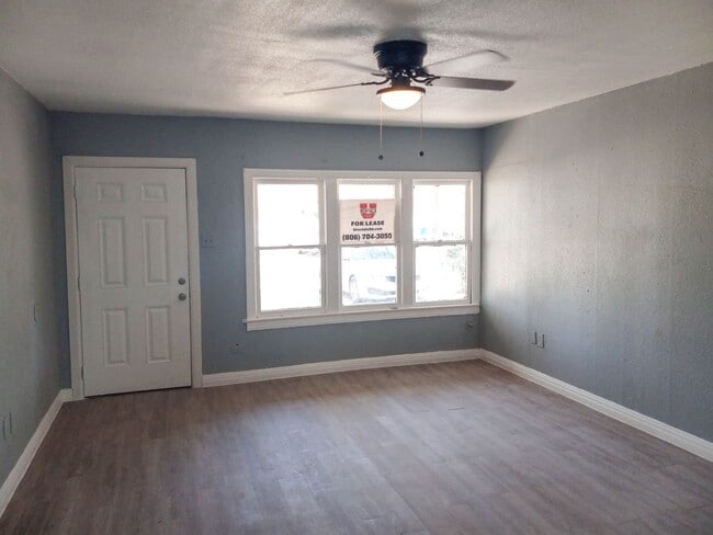 Foto del edificio - Handyman Special $0 First Month's Rent / “...