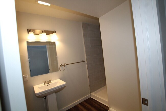 Building Photo - Beautifully remodeled and completed 1 Bedroom apartment. FREE MONTH OF RENT!*