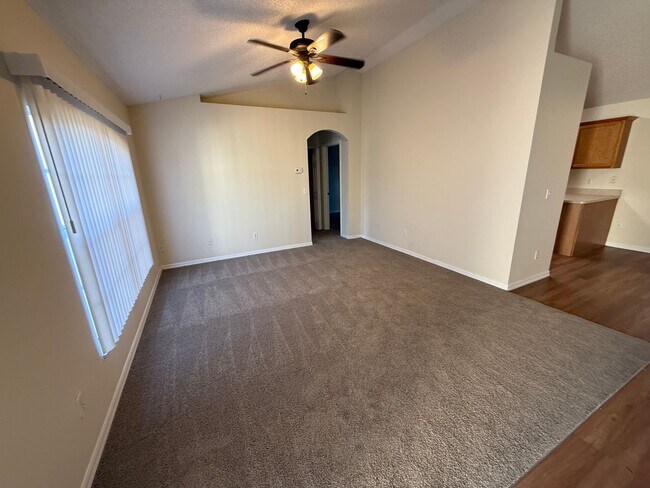 Foto del edificio - DELTONA: 3 bed/2 bath, Single Family Home AVAILABLE NOW!