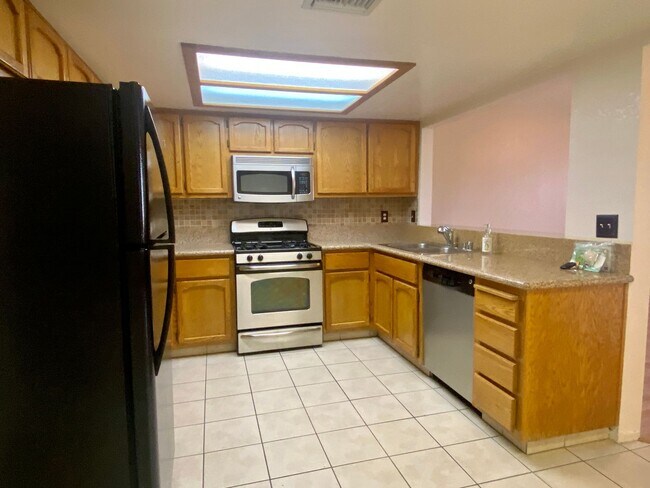 Foto del edificio - AVAILABLE NOW!!