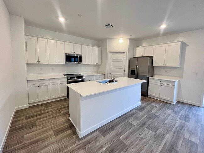 Building Photo - $3,500 Ashlan & Highland, 5 Bedroom House ...