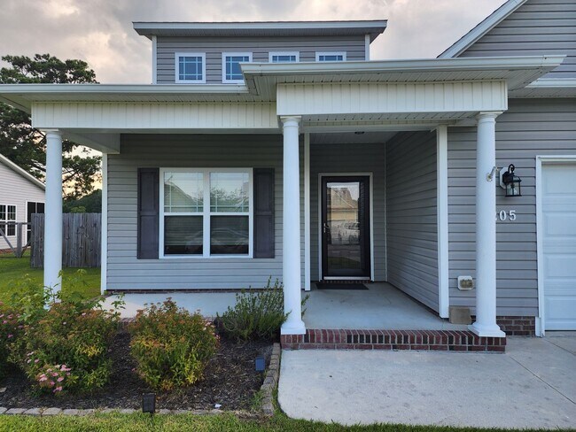 Foto del edificio - 3 Bedroom home with an upstair bonus room located in Swansboro. Showings Available!