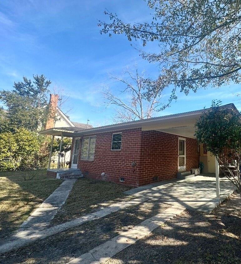 Building Photo - 2 Bed 1 Bath Brick House