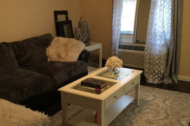 Espaciosa sala de estar - 1907 Maple Ave