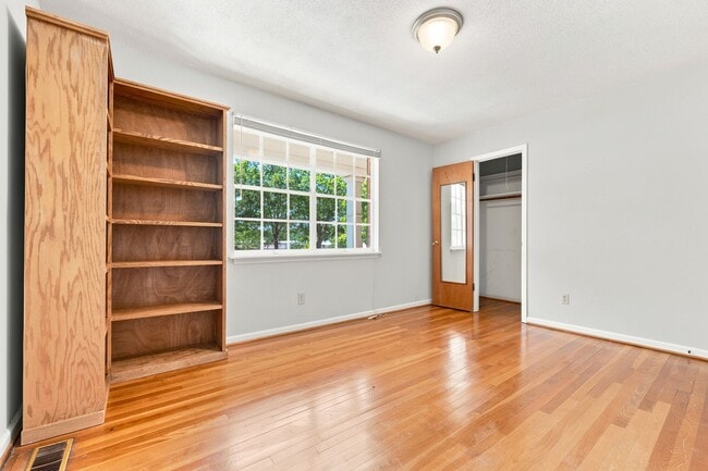 Photo - Unbeatable Chapel Hill Location — Across from University Mall, Bus Line, Minutes to UNC Apartment