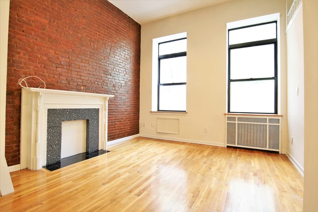 Building Photo - 156 W 75th St