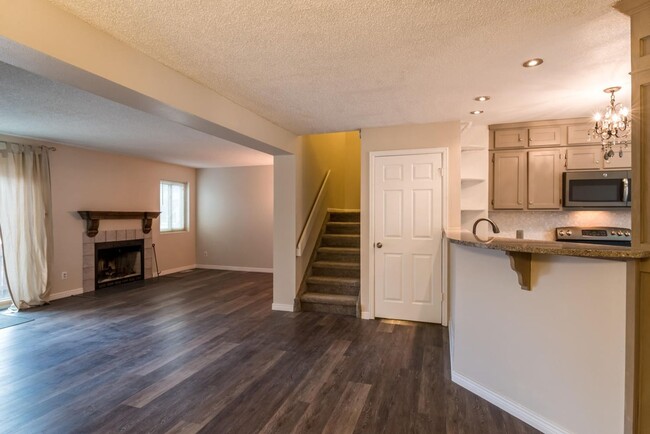 Building Photo - Spacious 3 Bedroom, 3 Bathroom Willowbrook...