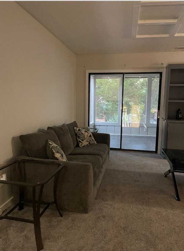 Foto del edificio - 394 Oakhill Ln