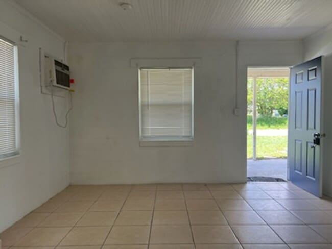 Building Photo - Studio For Rent at 318 1/2 Pearl St. Lake ...