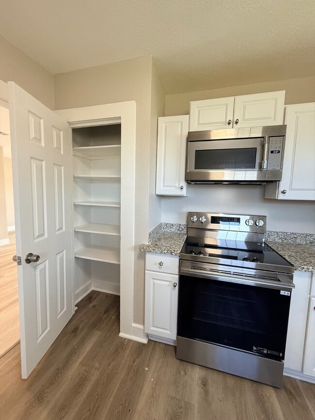 Building Photo - 1026 W 5th St