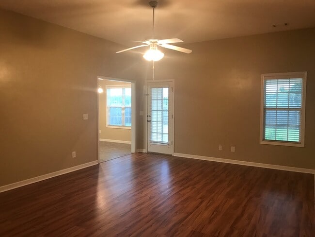 Foto del edificio - 125 Gage Dr