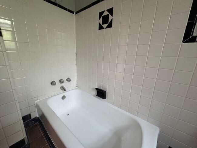 Foto del edificio - 596 Lowell Ave