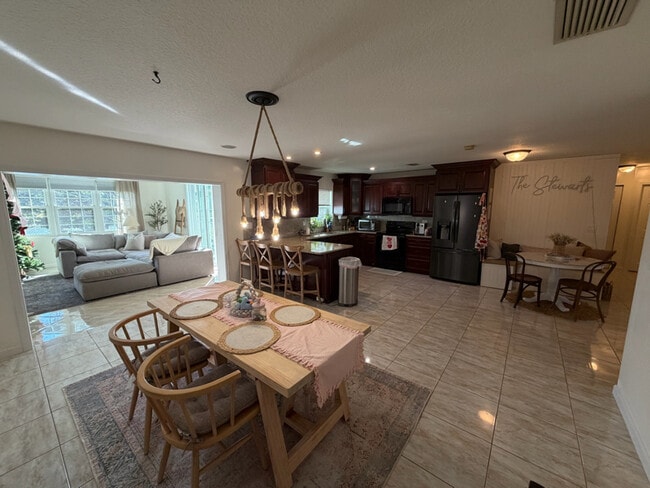 Foto del edificio - 8110 Rose Marie Ave E