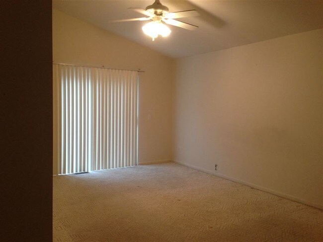 Building Photo - 3 br, 2 bath Condo - 6550 Pontiac Lake Road