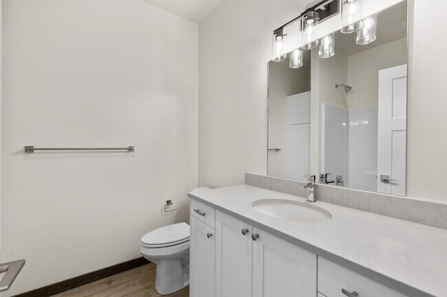 Building Photo - Beautiful Newer Condo near Monforton School