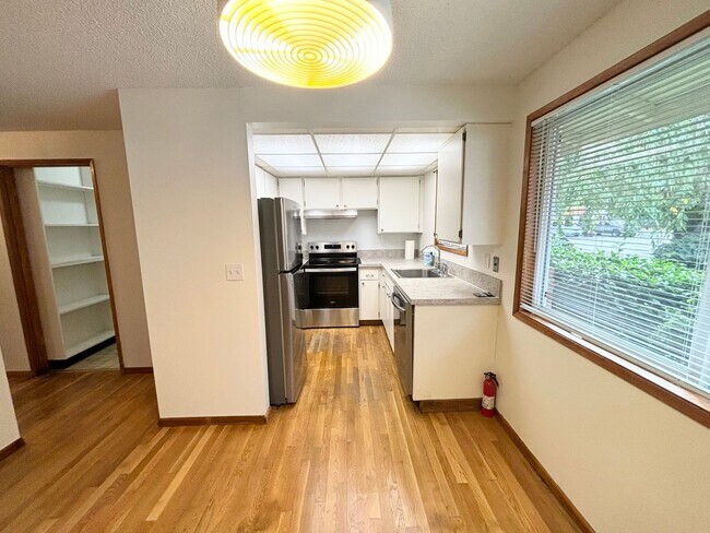 Building Photo - Newly Update 2 Bedroom Home! W/S/G Include...