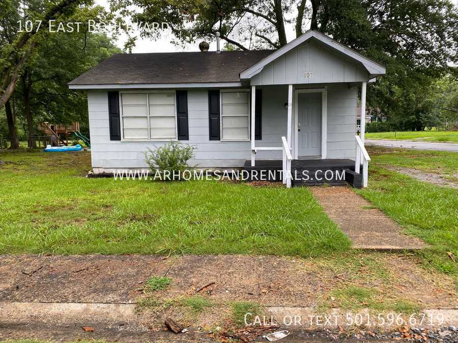 Foto principal - 107 East Boulevard | $495 | 2 beds, 1 full...