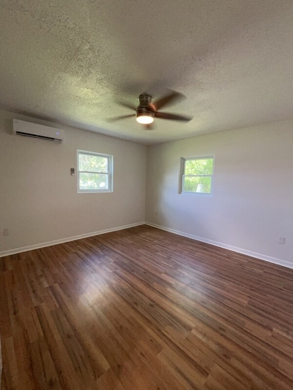 Foto del edificio - 562 Hartley Pl