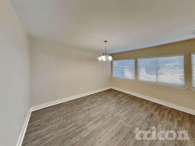 Foto del edificio - 823 Lightningbug Ln