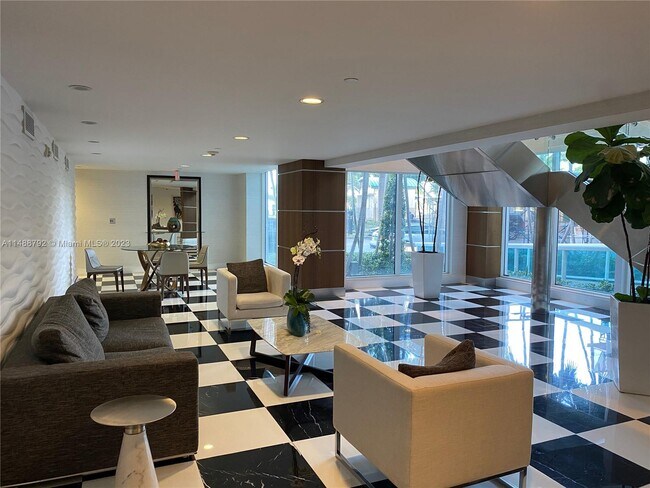 Building Photo - 1800 N Bayshore Dr
