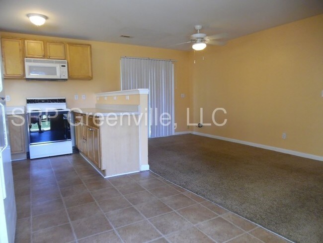 Building Photo - Downtown GVL 3bed 2bath Town Home