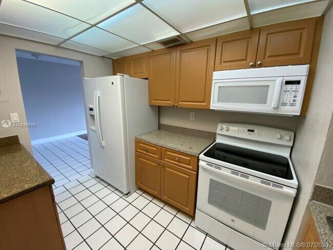 Building Photo - 5400 SW 77th Ct