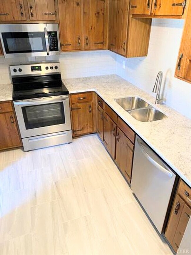 Building Photo - 3 Bedroom Townhome- Convenient Location!