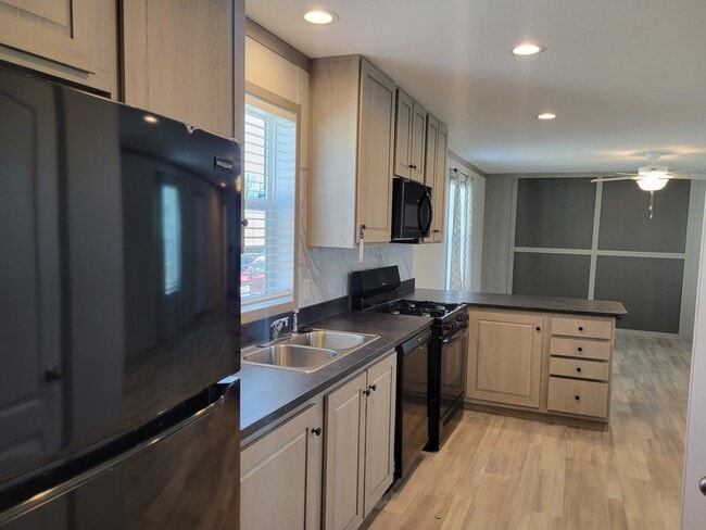 Building Photo - 9634 Seaway Dr