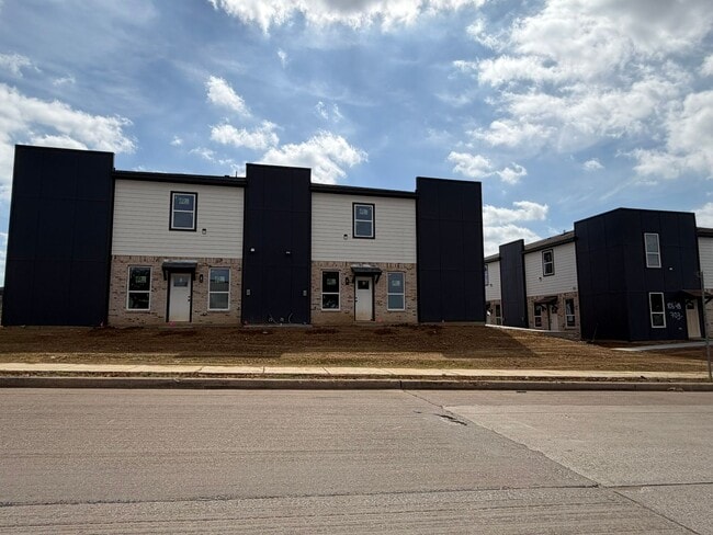 Building Photo - Yasmin Court Townhomes