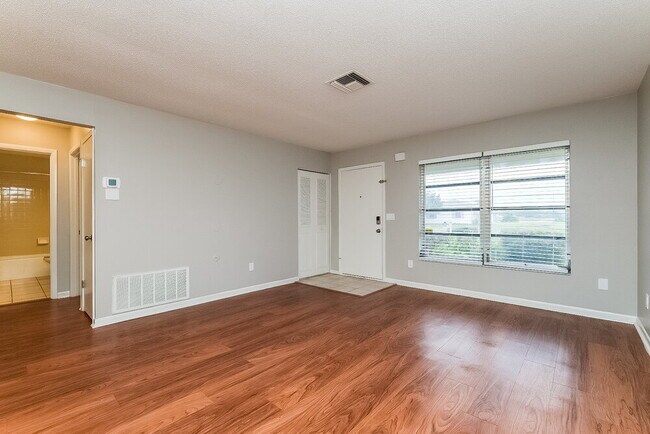 Foto del edificio - 9350 Bayside Ct