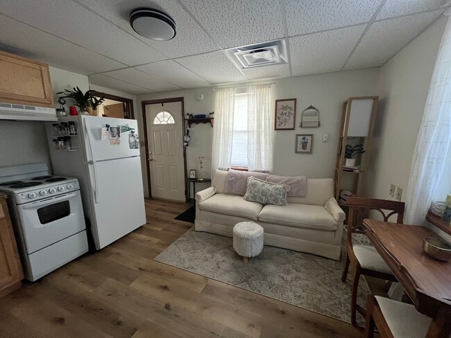 Building Photo - 20 1/2 Fern St