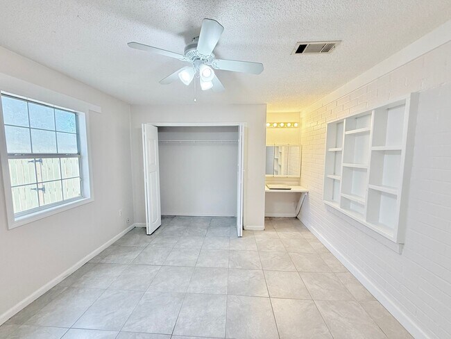 Foto del edificio - 4-Bedroom Home - Fenced Backyard