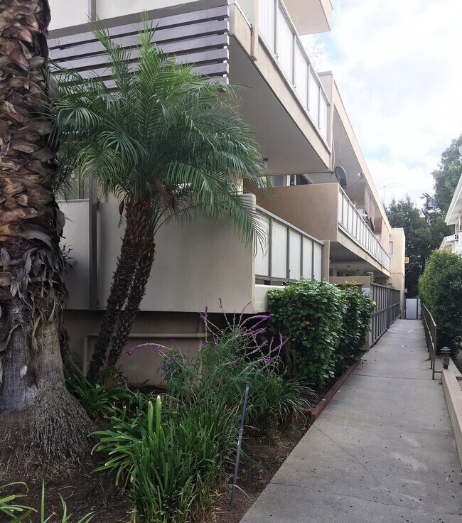 PATIO CON ENTRADA AL APARTAMENTO TRASERO EN PLANTA BAJA - 1544 N Hayworth Ave